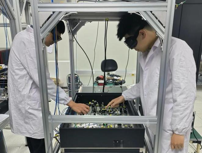 他们致力于离子阱量子计算技术,成功搭建高纯度离子筛选装置,突破259